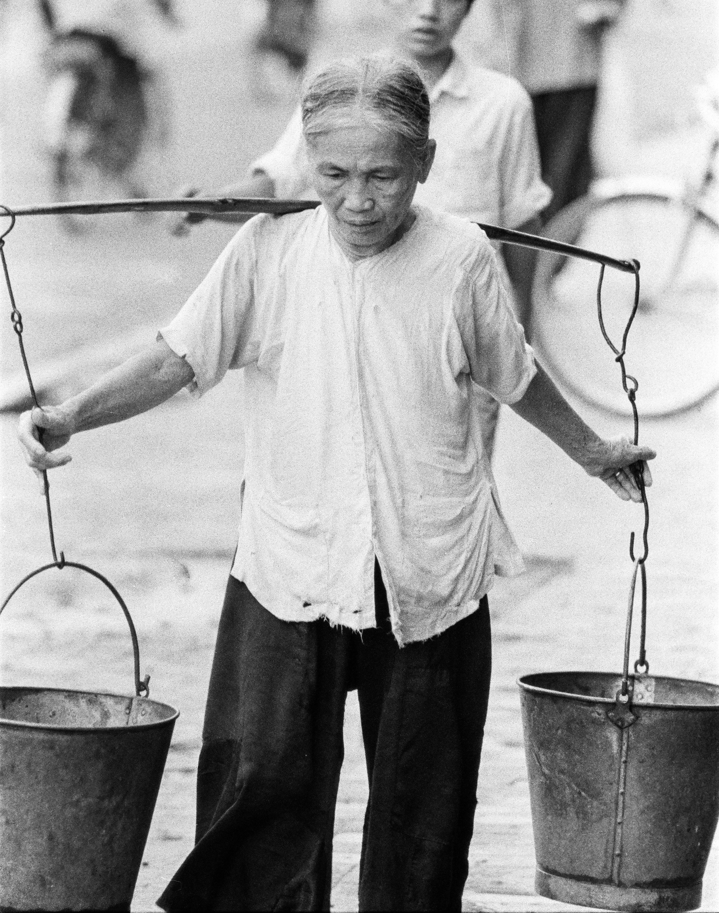 A “white shirt” woman of Hà Nội.